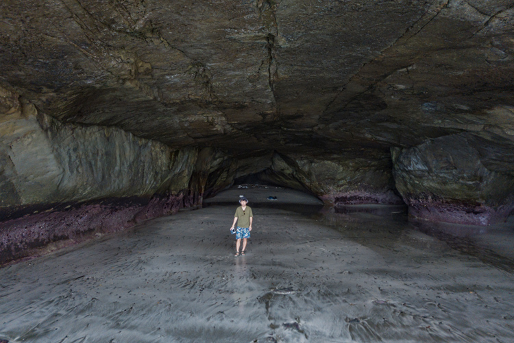 幻想的な海蝕洞窟「千座の岩屋」