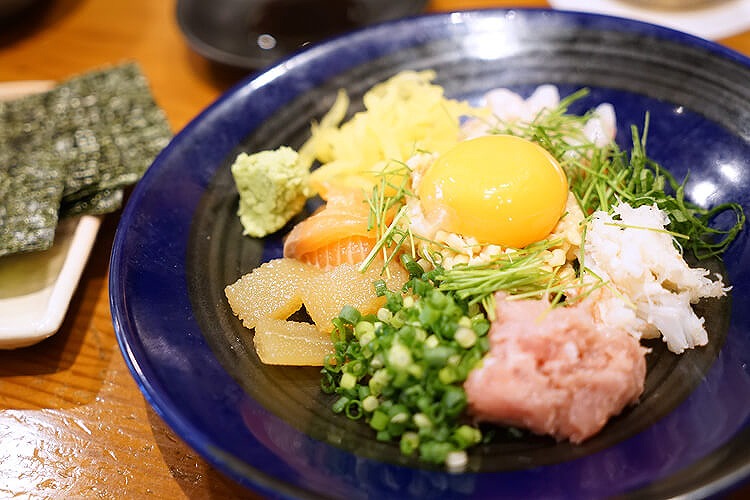 生マグロなどの海鮮・卵の黄身などを混ぜて食べる「ばくだん」